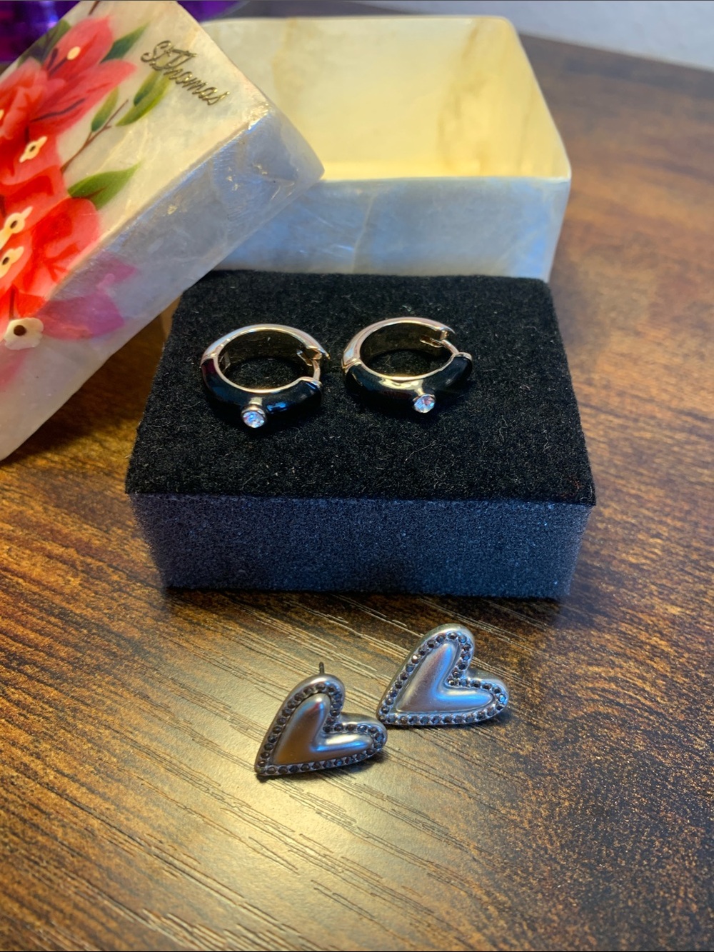 2 pairs of earrings